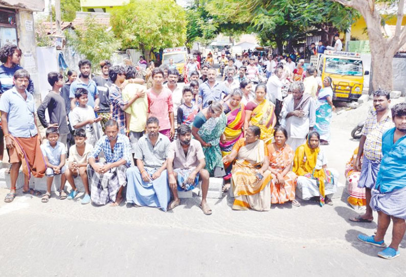 திருப்பூர் சூசையாபுரம் பகுதியில் ரோட்டின் நடுவே நிற்கும் மின்கம்பத்தை அகற்றக்கோரி சாலை மறியல்