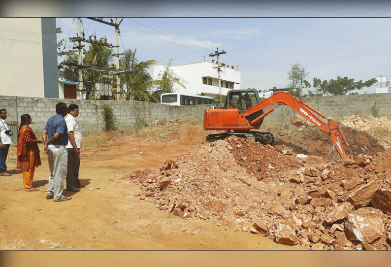 பெருந்துறை பேரூராட்சி பகுதியில் நிறுத்தப்பட்ட பாதாள சாக்கடை பணி போலீஸ் பாதுகாப்புடன் மீண்டும் தொடங்கியது