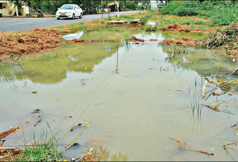 கல்லல் ரெயில்நிலையம் முன்பு பல மாதங்களாக வீணாகி வரும் காவிரி கூட்டுக்குடிநீர்