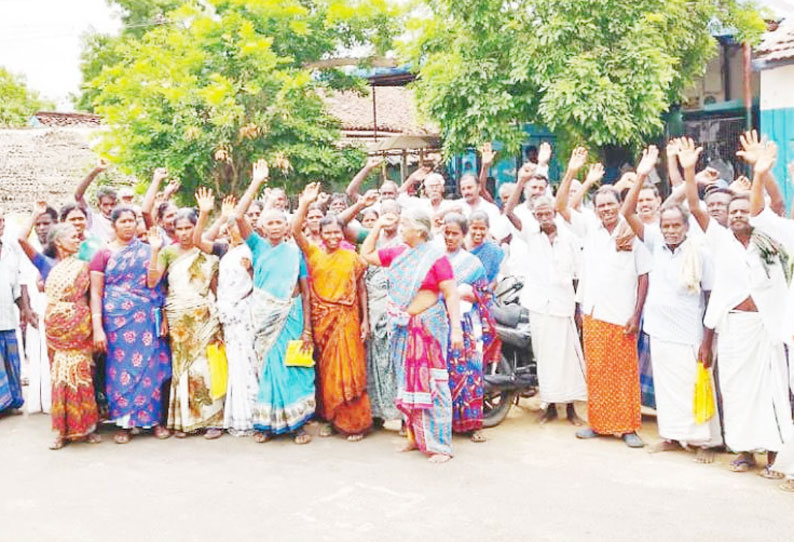 கூட்டுறவு வங்கி முன்பு பயிர் காப்பீட்டு தொகை வழங்கக்கோரி விவசாயிகள் ஆர்ப்பாட்டம்