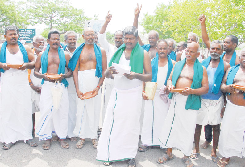 மக்காச்சோளம்,- வெங்காய பயிர்களுக்கு நிவாரணம் கேட்டு கலெக்டர் அலுவலகம் முன்பு விவசாயிகள் போராட்டம்