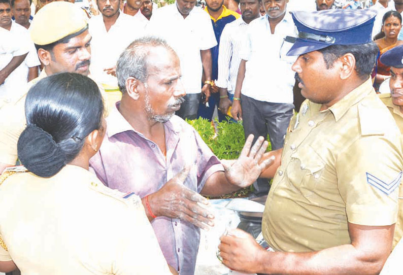 இடப்பிரச்சினை தொடர்பாக தீக்குளிக்க முயற்சி: கலெக்டர் அலுவலகத்திற்கு தீப்பந்தத்துடன் மோட்டார் சைக்கிளில் வந்தவரால் பரபரப்பு