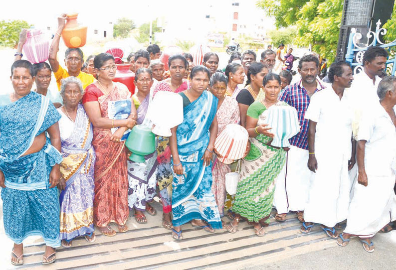 குறைதீர்க்கும் நாள் கூட்டம்: குடிநீர் கேட்டு காலிக்குடங்களுடன் கலெக்டரிடம் பொதுமக்கள் மனு