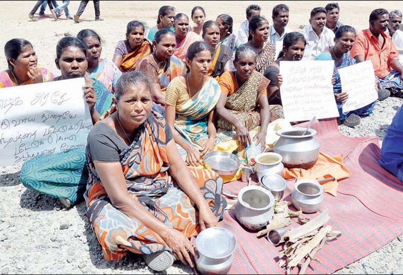 பட்டா நிலத்தை மீட்டு தரக்கோரி கலெக்டர் அலுவலகத்தில் பொதுமக்கள் குடியேறி போராட்டம்