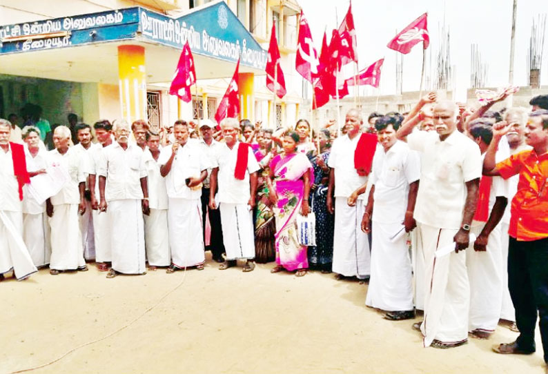 குடிநீர் தட்டுப்பாட்டை போக்காத தமிழக அரசை கண்டித்து ஆர்ப்பாட்டம் இந்திய கம்யூனிஸ்டு கட்சி சார்பில் நடந்தது