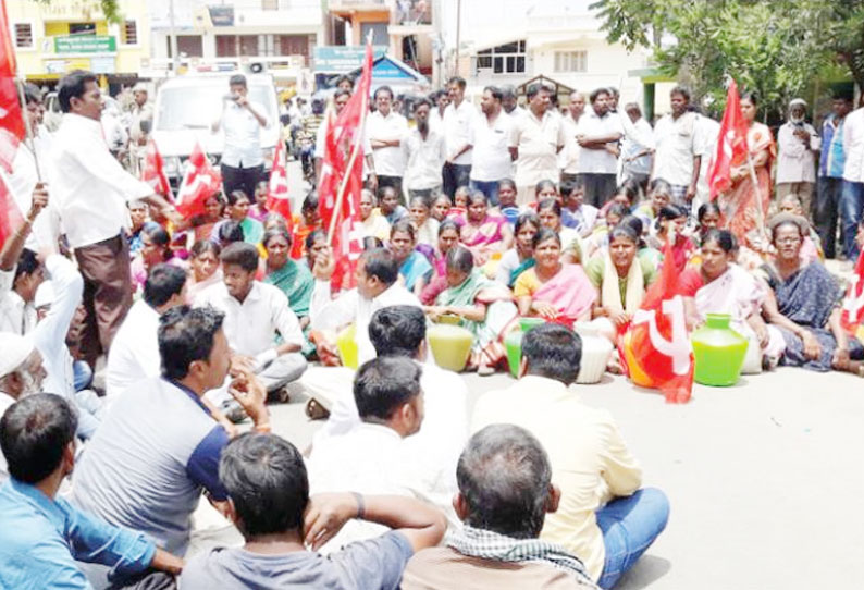 குடிநீர் பிரச்சினையை தீர்க்க கோரி இந்திய கம்யூனிஸ்டு கட்சியினர் ஆர்ப்பாட்டம்