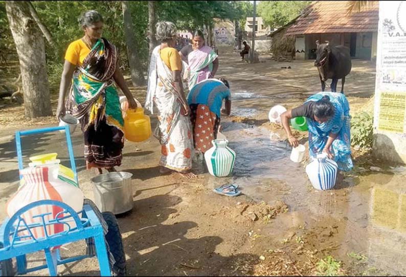 நயினார்கோவில் அருகே, காவிரி குடிநீர் குழாய் உடைப்பால் வீணாகி வரும் தண்ணீர்