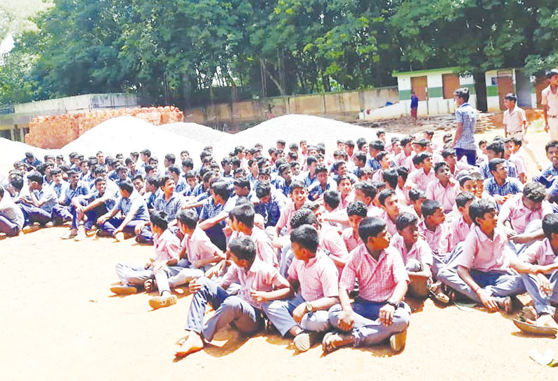 அருமனை மேல்நிலைப்பள்ளியில் மாணவர்கள் போராட்டம் விளையாட்டு மைதானத்தில் புதிய கட்டிடம் கட்ட எதிர்ப்பு