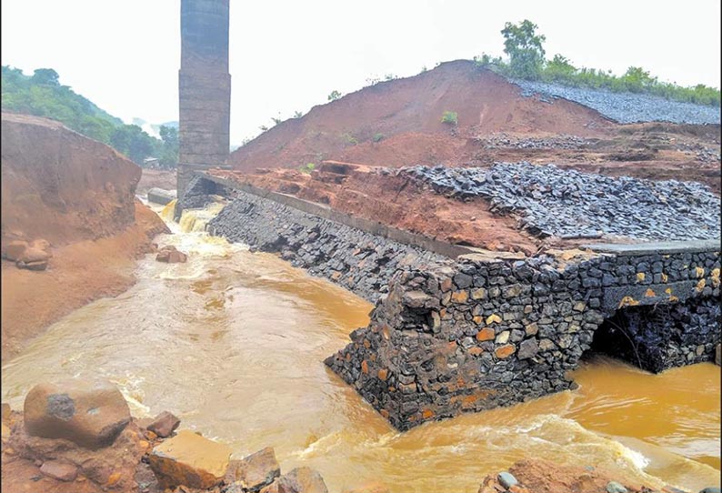 மராட்டியத்தில் கனமழையால் துயரம்: அணை உடைந்து 23 பேர் அடித்து செல்லப்பட்டனர் - 11 பேரின் உடல்கள் மீட்பு