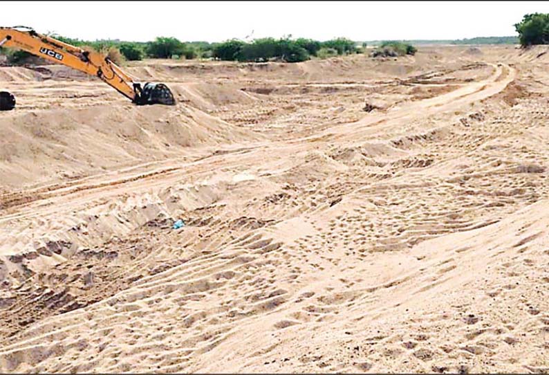 அரசமங்கலம் தென்பெண்ணையாற்றில் மணல் கொள்ளை - கலெக்டரிடம் விவசாயிகள் புகார்