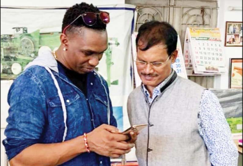 கோவையில், நாப்கின் விழிப்புணர்வு ஆர்வலருடன் கிரிக்கெட் வீரர் பிராவோ சந்திப்பு