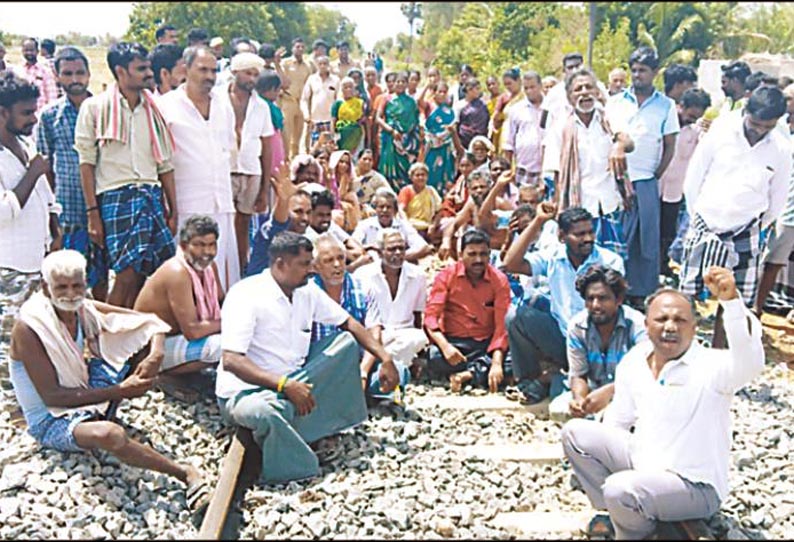 ஆளில்லா ரெயில்வே கேட்டை மூட எதிர்ப்பு, தண்டவாளத்தில் அமர்ந்து பொதுமக்கள் போராட்டம் - விருத்தாசலம் அருகே பரபரப்பு