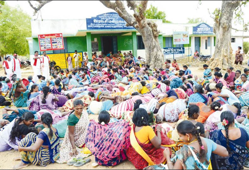 கறம்பக்குடி அருகே, ஊராட்சி மன்ற அலுவலகம் முன்பு பொதுமக்கள் படுத்து நூதன போராட்டம்