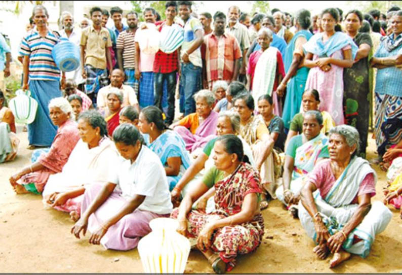 வேடசந்தூர் அருகே, குடிநீர் குழாயை அகற்ற எதிர்ப்பு - கிராம மக்கள் சாலை மறியல்