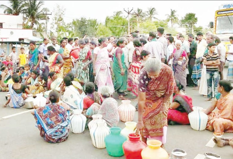 குடிநீர் பிரச்சினைக்கு தீர்வு காண கோரி காலிக்குடங்களுடன் பெண்கள் சாலை மறியல் லாரி சிறைபிடிப்பு