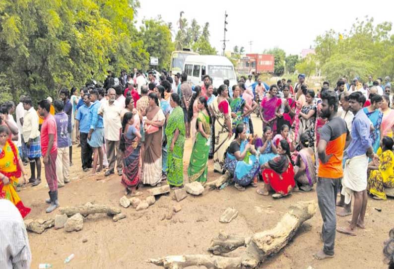 பூந்தமல்லி அருகே நிலத்தடிநீர் திருட்டை கண்டித்து பொதுமக்கள் சாலைமறியல்