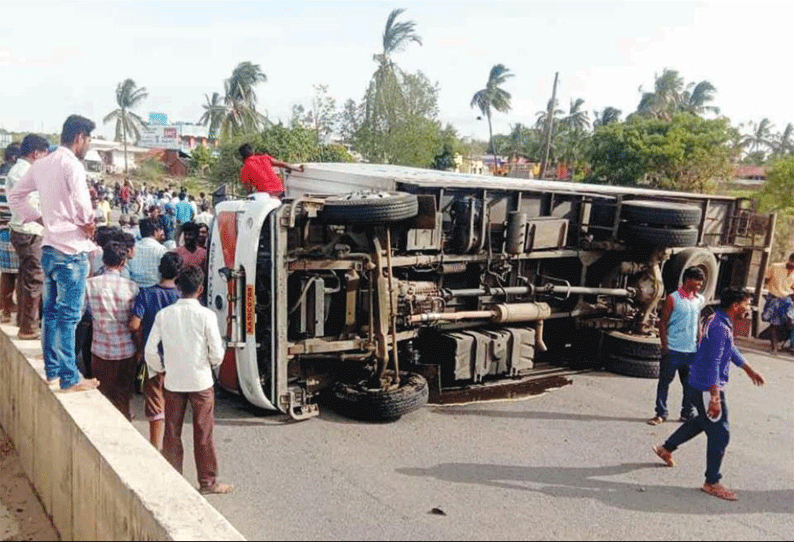 சூளகிரி அருகே நடுரோட்டில் லாரி கவிழ்ந்ததால் போக்குவரத்து பாதிப்பு