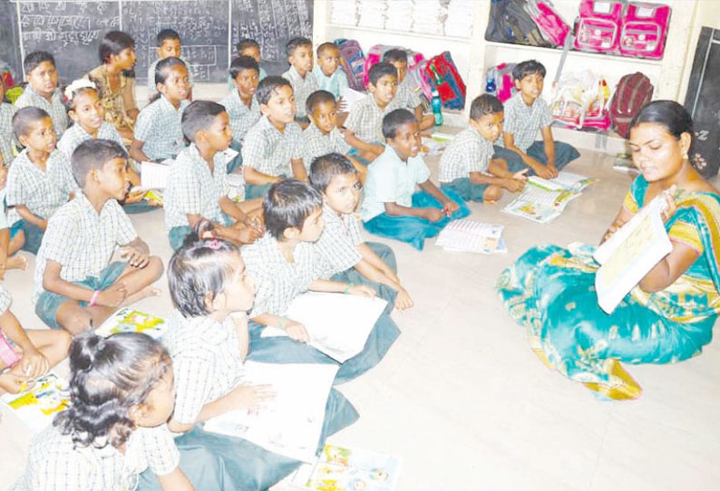 அரசு தொடக்க பள்ளியில் மேற்கு வங்க தொழிலாளர்களின் குழந்தைகளுக்கு பெங்காலி மொழியில் பாடம் கற்பிப்பு அரசு தொடக்க பள்ளியில் மேற்கு வங்க தொழிலாளர்களின் குழந்தைகளுக்கு பெங்காலி மொழியில் பாடம் கற்பிப்பு