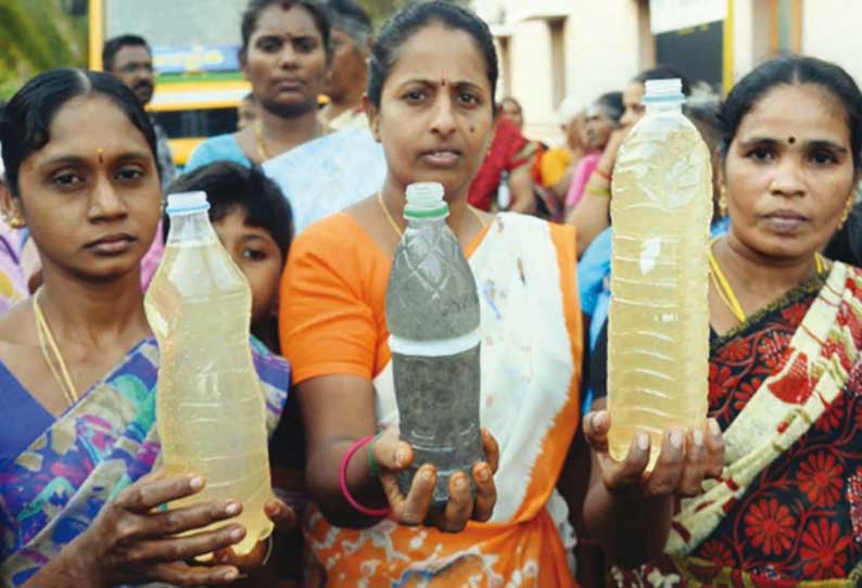 ஈரோடு வெட்டுக்காட்டுவலசில் செயல்படும் 36 சாய -சலவை பட்டறைகளை மூடக்கோரி பொதுமக்கள் சாலைமறியல்; நிலத்தடி நீர் மாசுபட்டுள்ளதாக புகார்