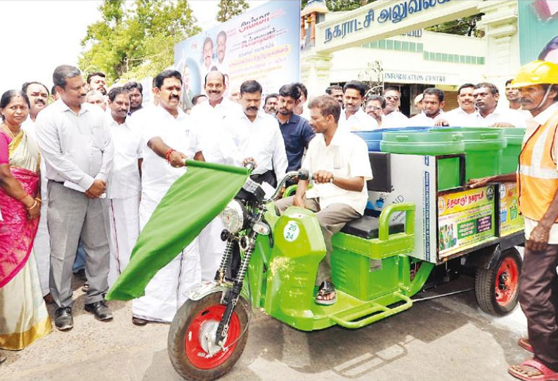 திருவாரூரில் பேட்டரி மூலம் இயங்க கூடிய குப்பை அள்ளும் வாகனங்கள் அமைச்சர் காமராஜ் தொடங்கி வைத்தார்