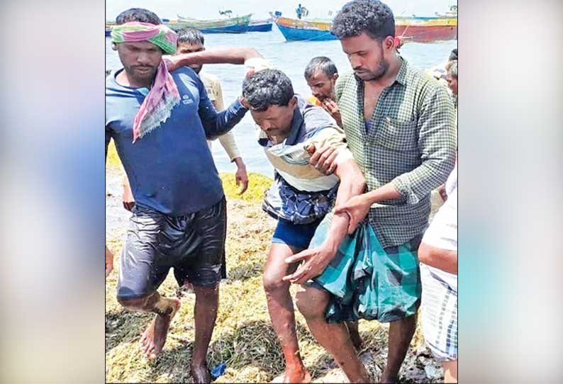 மாயமாகி நடுக்கடலில் தத்தளித்த பாம்பன் மீனவர்கள் 2 பேர் உயிருடன் மீட்பு; மேலும் 2 பேரை தேடும் பணி தீவிரம்