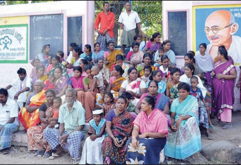 கழிவறை சுவர் இடிந்து 2 மாணவிகள் காயம் பள்ளி முன்பு உறவினர்கள் தர்ணா தலைமை ஆசிரியை பணியிடை நீக்கம்