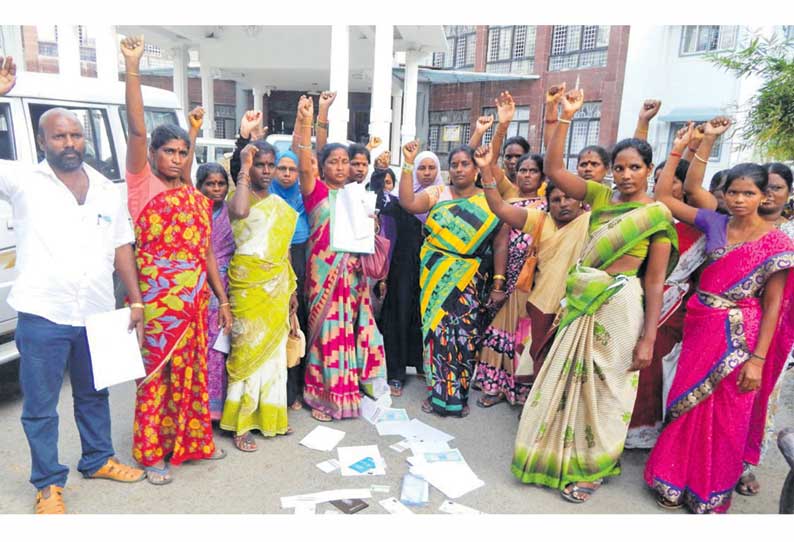 மாற்று இடம் வழங்க கோரி கலெக்டர் அலுவலகத்தின் முன்பு ரேஷன் கார்டை வீசி பொதுமக்கள் ஆர்ப்பாட்டம்