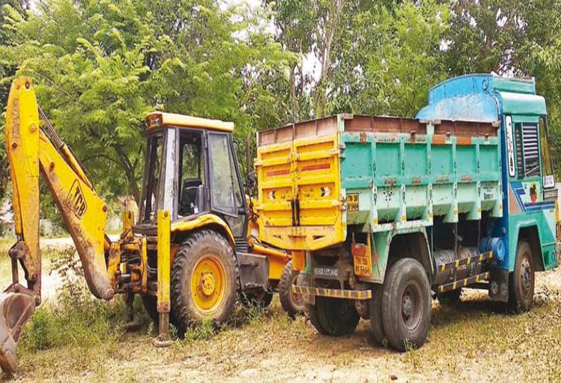 பங்களாப்புதூர் அருகே பவானி ஆற்றில் மணல் கடத்திய 4 பேர் கைது