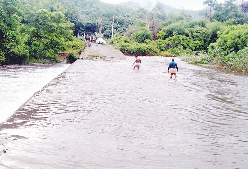 கீரிப்பாறையில் பலத்த மழை: தரைப்பாலத்தில் காட்டாற்று வெள்ளம் காளிகேசம் சென்ற சுற்றுலா பயணிகள் தவிப்பு