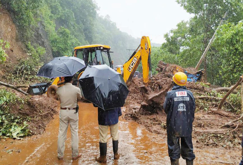 தொடர் கனமழை பெங்களூரு - கோவா மலைப்பாதையில் மண்சரிவு நின்ற லாரி மீது மரங்கள் விழுந்து அமுக்கியதில் டிரைவர் படுகாயம்