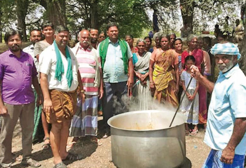 விவசாயம் செழிக்க வேண்டி கிராம மக்கள் கண்மாயில் கறி விருந்து படைத்து வழிபாடு