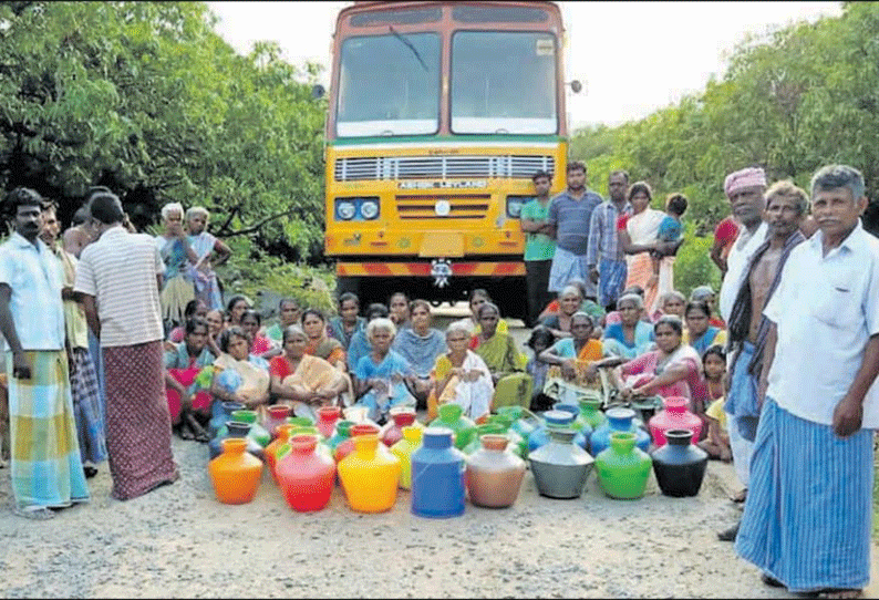 கொல்லிமலை அடிவாரத்தில் தண்ணீர் லாரி சிறைபிடிப்பு காலிக்குடங்களுடன் பொதுமக்கள் ஆவேசம்