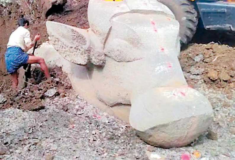 மைசூரு அருகே 150 ஆண்டுகள் பழமையான 2 நந்தி சிலைகள் கண்டெடுப்பு தொல்பொருள் துறை அதிகாரிகள் ஆய்வு