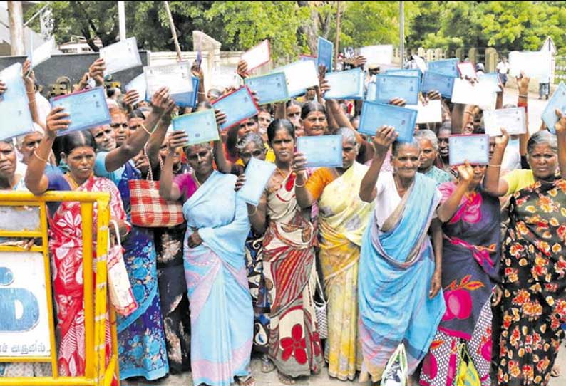 தேசிய ஊரக திட்டத்தில் வேலை வழங்க கோரி கலெக்டர் அலுவலகத்தை கிராம மக்கள் முற்றுகை மக்கள் குறை தீர்க்கும் கூட்டத்தில் பரபரப்பு