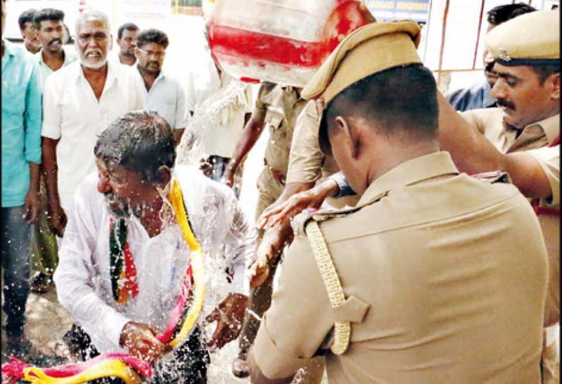 ஆக்கிரமிப்பை அகற்ற வலியுறுத்தி தீக்குளிக்க முயன்ற தொழிலாளி - கலெக்டர் அலுவலகத்தில் பரபரப்பு