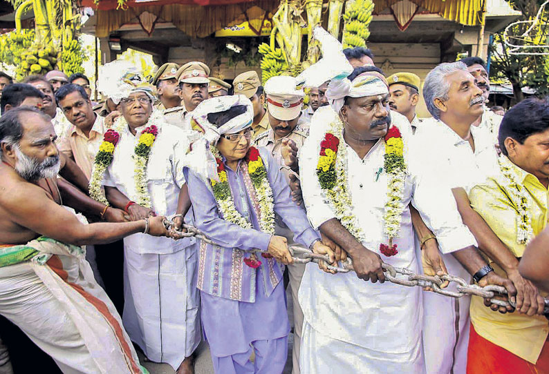 பாகூர் மூலநாதர் கோவில் தேரோட்டம் கிரண்பெடி, நாராயணசாமி தொடங்கி வைத்தனர்