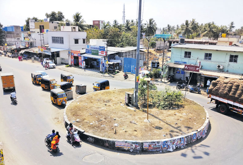 திருநின்றவூர்-பெரியபாளையம் சாலையில் அகலமான ரவுண்டானாவால் வாகன ஓட்டிகள் அவதி நடவடிக்கை எடுக்க கோரிக்கை