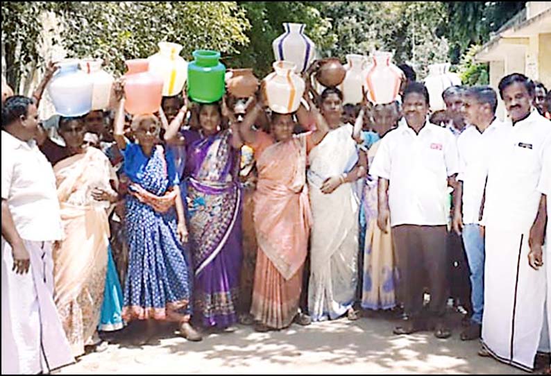 காட்டுமன்னார்கோவில் ஒன்றிய அலுவலகம் முன்பு - காலிகுடங்களுடன் பெண்கள் போராட்டம்