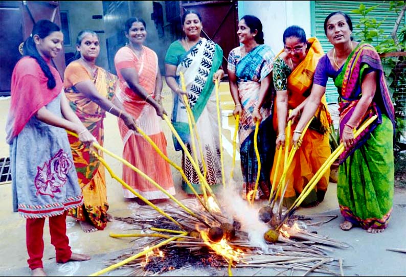 ஈரோட்டில், தேங்காய்களை தீயில் சுட்டு ஆடி மாதத்தை வரவேற்ற பெண்கள்