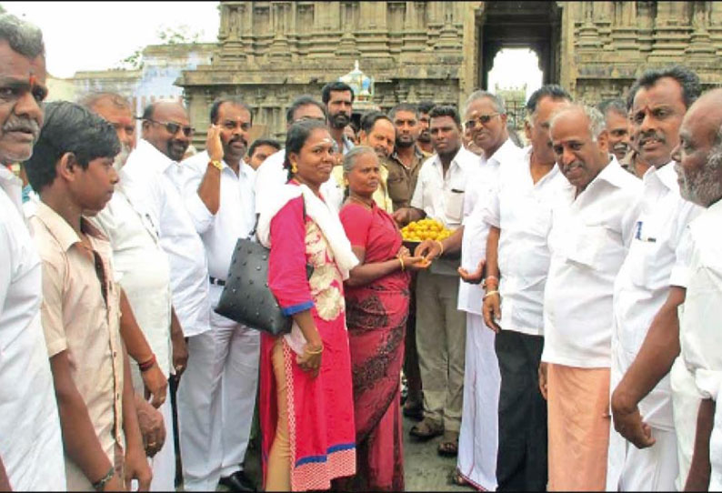 தென்காசி தனி மாவட்டமாக அறிவிப்பு: பொதுமக்களுக்கு அ.தி.மு.க.வினர் இனிப்பு வழங்கி கொண்டாட்டம்