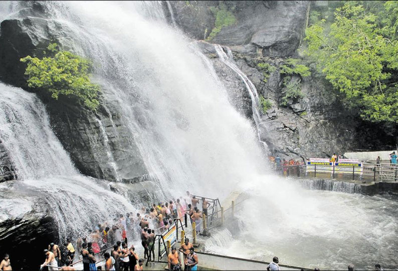 மேற்கு தொடர்ச்சி மலைப்பகுதியில் பரவலாக மழை: குற்றாலம் அருவிகளில் வெள்ளப்பெருக்கு சுற்றுலா பயணிகள் குளிக்க தடை