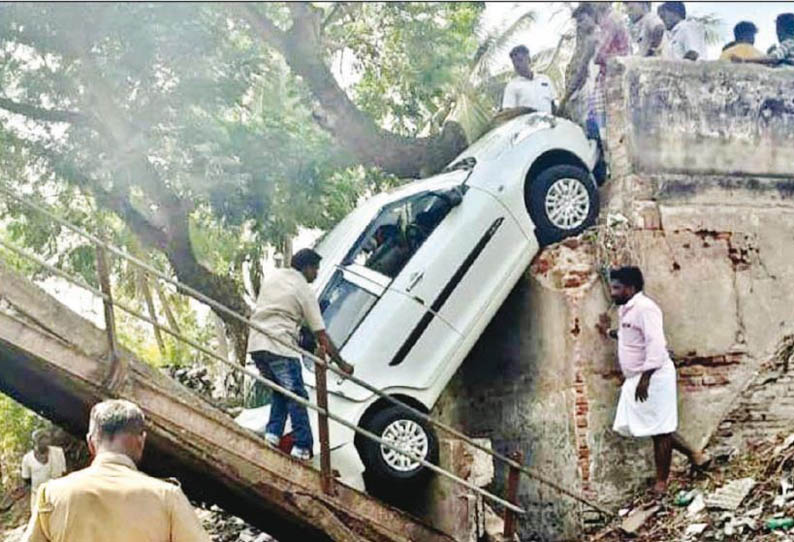 கொரடாச்சேரி அருகே, பாலம் திடீரென இடிந்து விழுந்ததால் அந்தரத்தில் தொங்கிய கார்