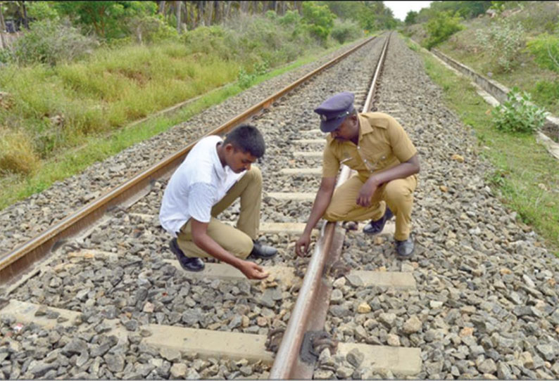 பொள்ளாச்சி அருகே பரபரப்பு தண்டவாளத்தில் கற்களை போட்டு அமர்ந்து மது குடித்த வடமாநில தொழிலாளர்கள் 3 பேர் கைது சென்னை ரெயில் அதிர்ஷ்டவசமாக தப்பியது