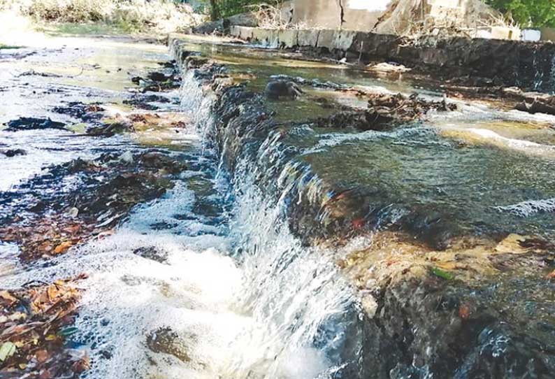 முறையாக பராமரிக்கப்படாததால் மணப்பட்டு ஏரியில் இருந்து மழைநீர் வீணாக வெளியேறும் அவலம்; அதிகாரிகள் நடவடிக்கை எடுப்பார்களா?