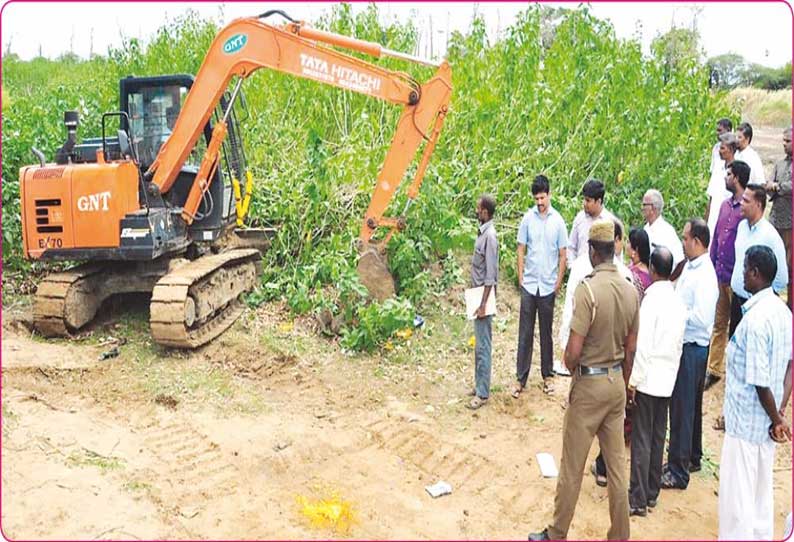 காரைக்கால் மாவட்டத்தில் அரசு ஊழியர்கள் சொந்த செலவில் குளத்தை தூர்வாரினர்