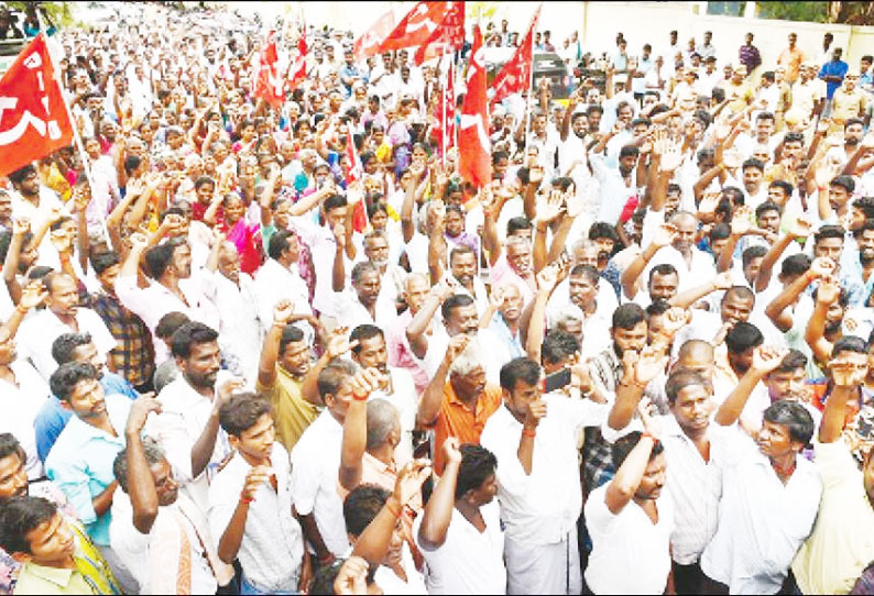 மூடப்பட்ட குவாரியை திறக்கக்கோரி மணல் மாட்டு வண்டி தொழிலாளர்கள் குடும்பத்துடன் காத்திருப்பு போராட்டம்