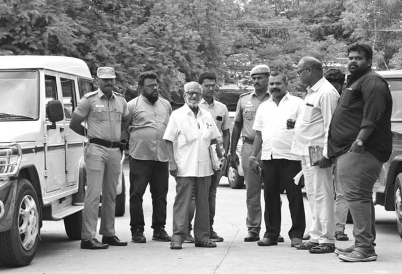 ஐகோர்ட்டு தடையை மீறி பேனர்: அரசியல் கட்சியினர் மீது நடவடிக்கை எடுக்க வேண்டும் - டிராபிக் ராமசாமி பேட்டி