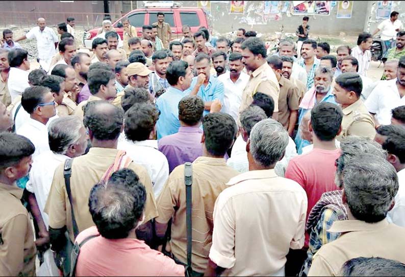 நத்தம் பஸ் நிலையத்தில் போக்குவரத்து தொழிலாளர்கள் ‘திடீர்’ போராட்டம்