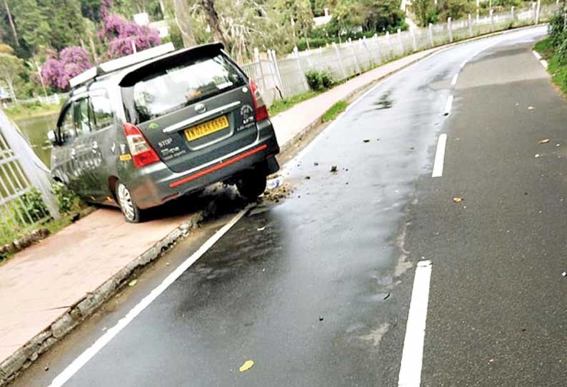 கொடைக்கானலில் டயர் வெடித்ததால் தறிக்கெட்டு ஓடிய கார் ஏரிக்குள் பாய்ந்தது