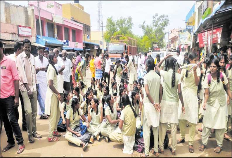 திருவள்ளூர் அருகே விலையில்லா மடிக்கணினி வழங்கக்கோரி மாணவிகள் மறியல்; போக்குவரத்து பாதிப்பு